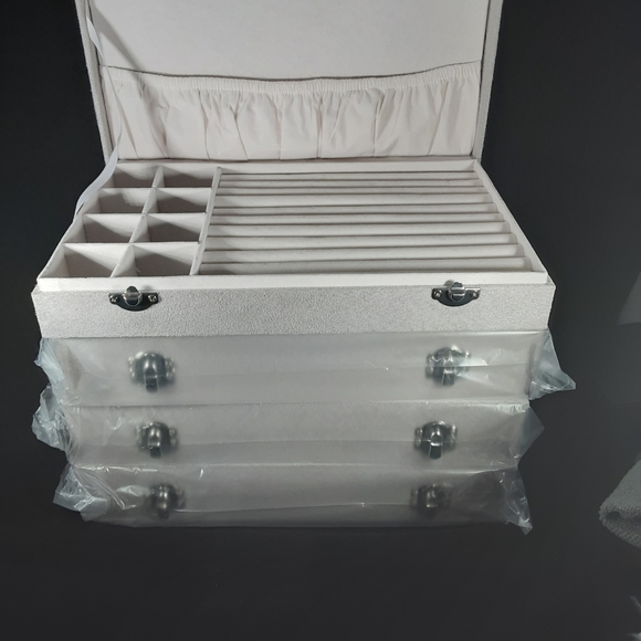 GRAY SUEDE JEWELRY BOX  NWB - Picture 8 of 8